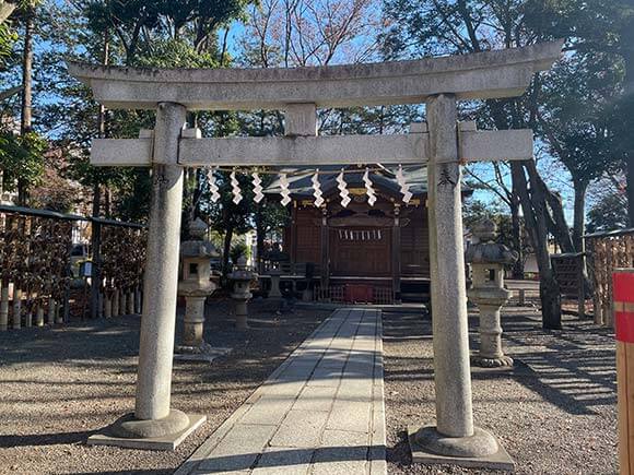 白い鳥居を配した社殿