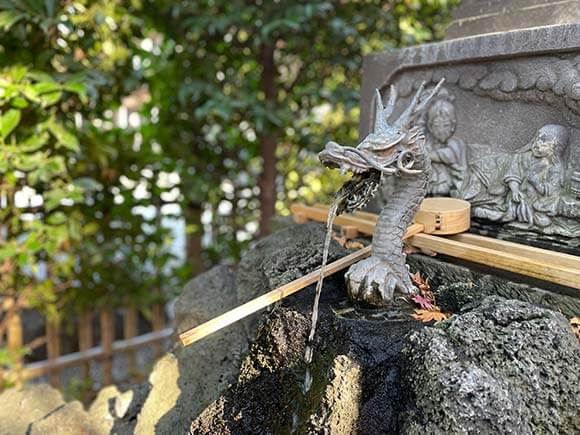 龍の彫りが施された神水殿