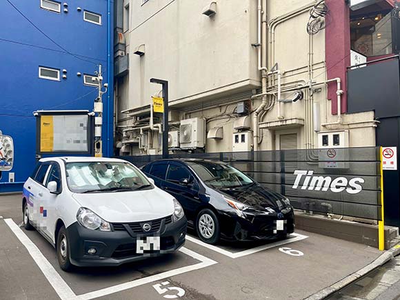 フェンスに「タイムズ」と書いてある新しい駐車場