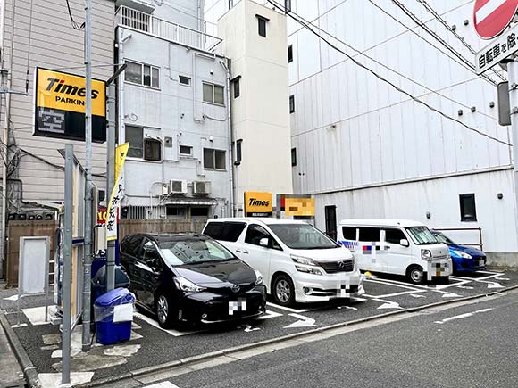 繁華街の中にある中くらいの大きさの駐車場