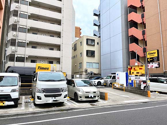 奥行きのある大きな駐車場