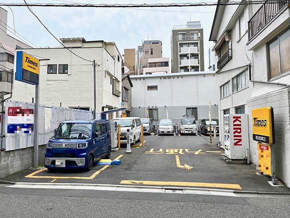 静かな場所の奥行きのある駐車場