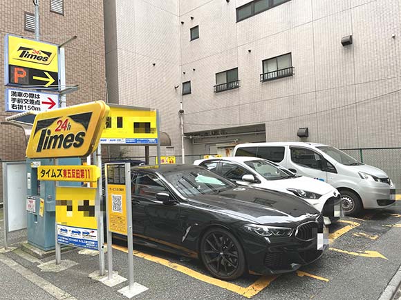 繁華街の中にある小さめの駐車場