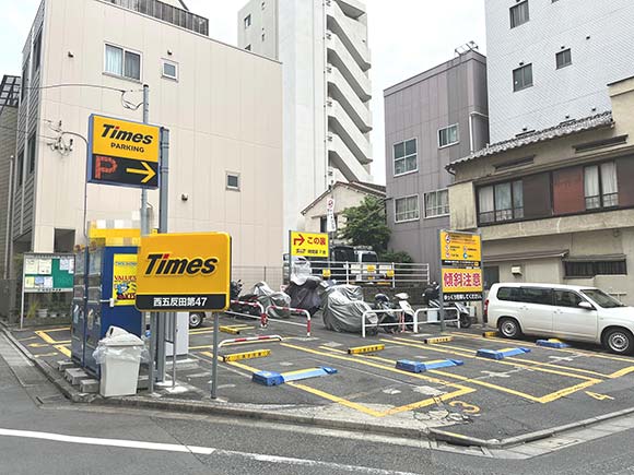 静かな通りの角地にある駐車場