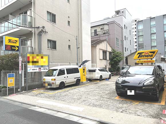 住宅街にある中サイズの駐車場