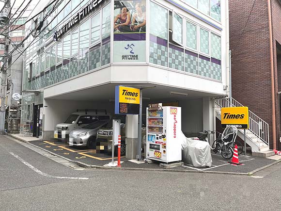 建物一階屋根のある駐車場