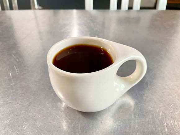コーヒーの入った白いマグカップ