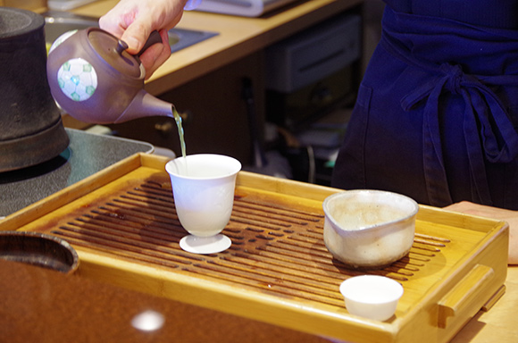 お茶を淹れるスタッフ