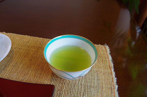 綺麗な色の緑茶