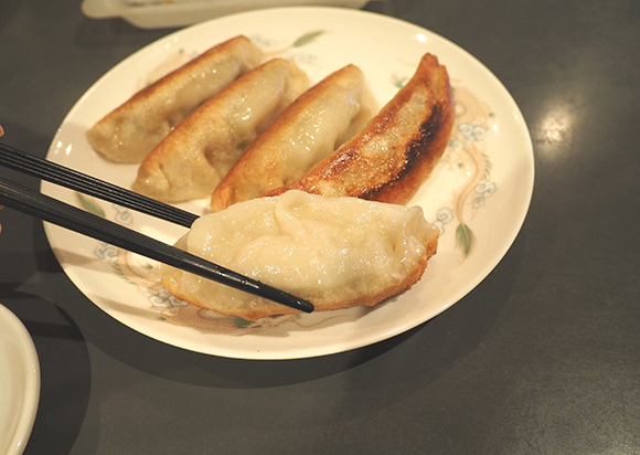 餃子の裏面