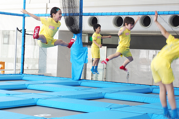 楽しそうにジャンプする子供たち