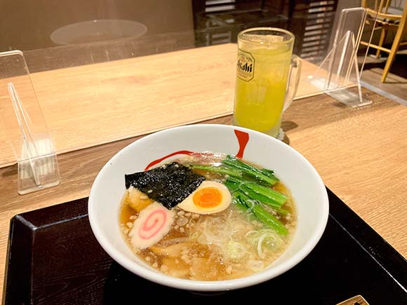 ラーメンとジョッキに入ったドリンク