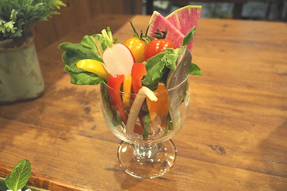 グラスに盛り付けられた野菜
