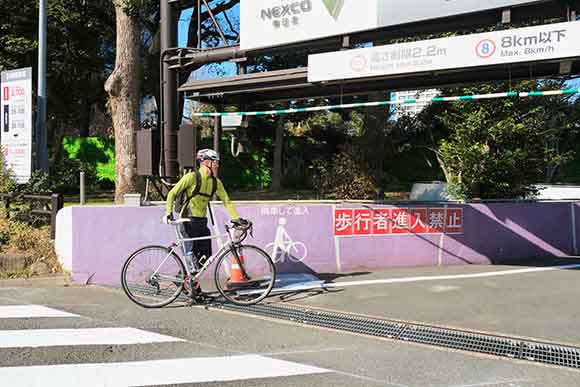 自転車を押す男性