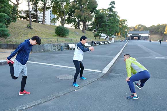 ストレッチをする人たち