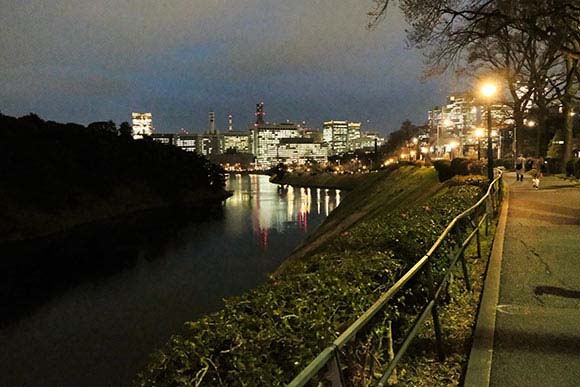 夜景が見える通路