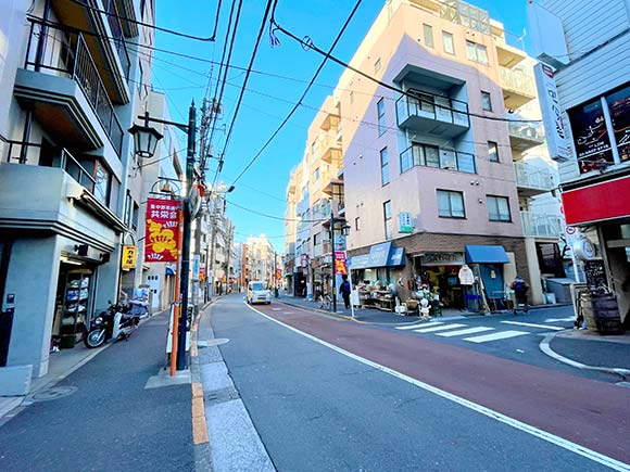 閑静な雰囲気の道路