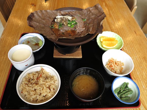 朴葉焼きやたくさんの小鉢が乗った定食