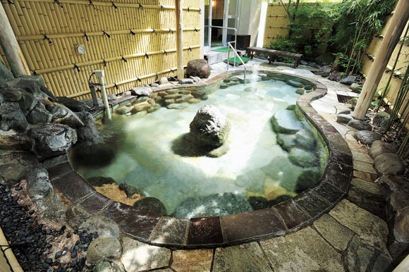 瓢箪型の石造りの露天風呂