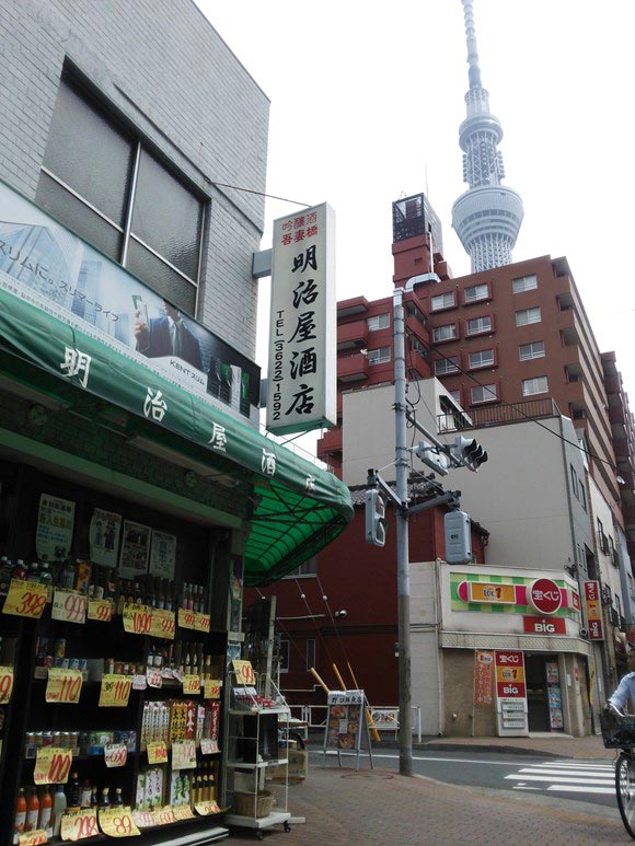 スカイツリーとお店の外観