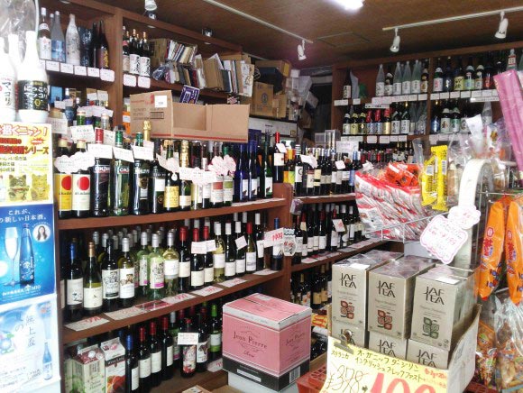 お酒が並ぶ店内