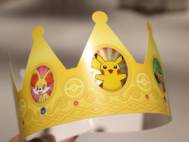 キャラクターが描かれた紙の王冠