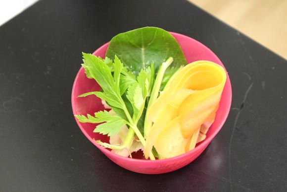 ピンクのカップに色鮮やかな野菜