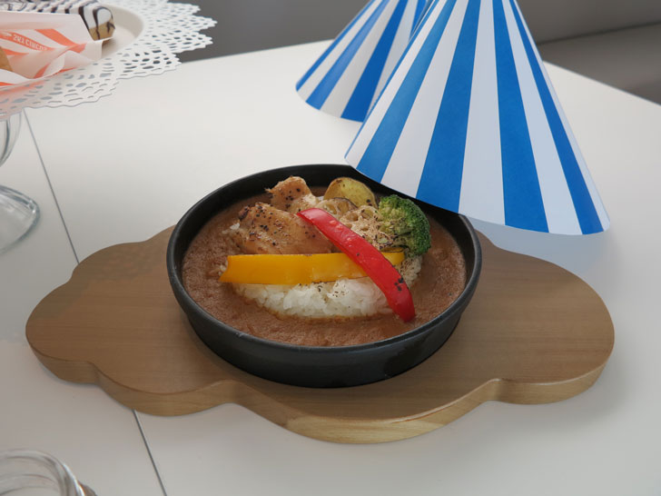 テントのカバーがついたカレー