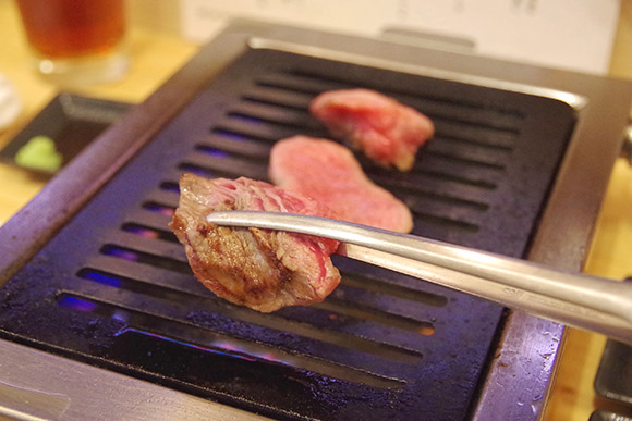 鉄板で肉を焼く
