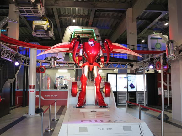 大きな赤いロボット