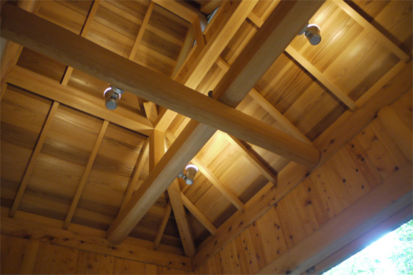 檜の木で組まれた天井