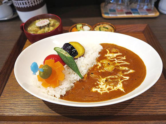 色鮮やかな野菜がのったカレー