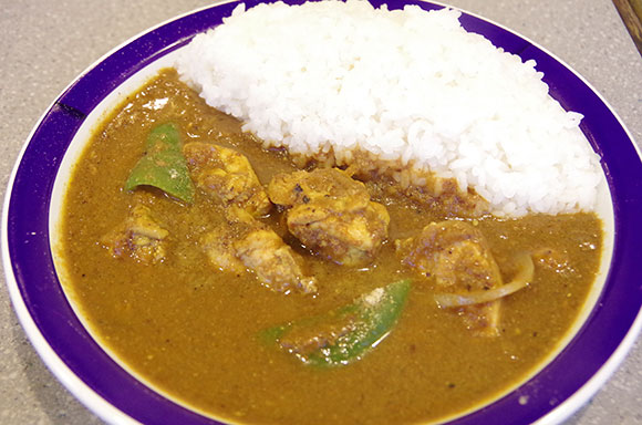 大きい鶏肉が入ったチキンカリー