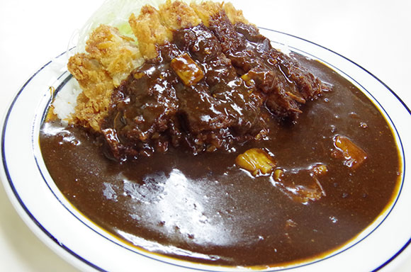 大きなカツがのったカレー