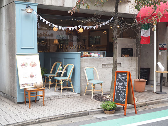 淡い水色の店舗外観