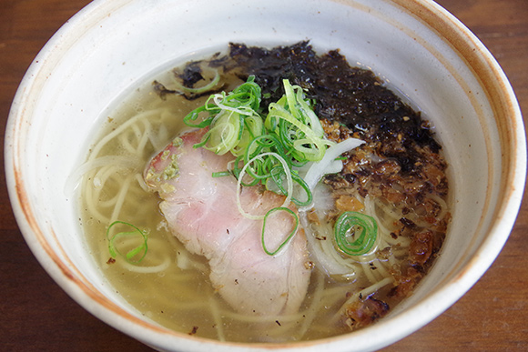 透き通ったスープのラーメン