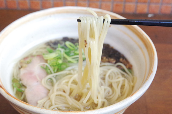 箸で持ち上げた麺