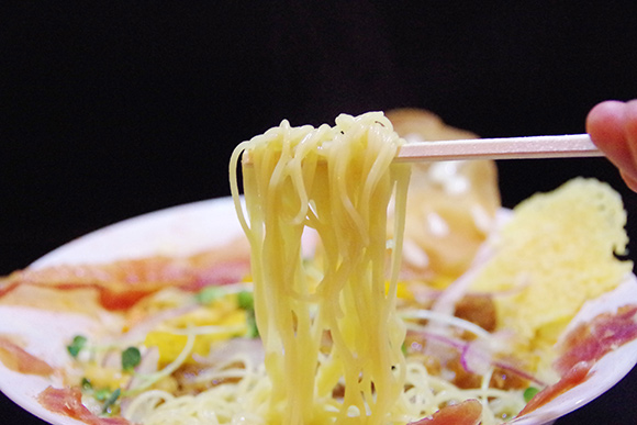 箸で持ち上げた麺