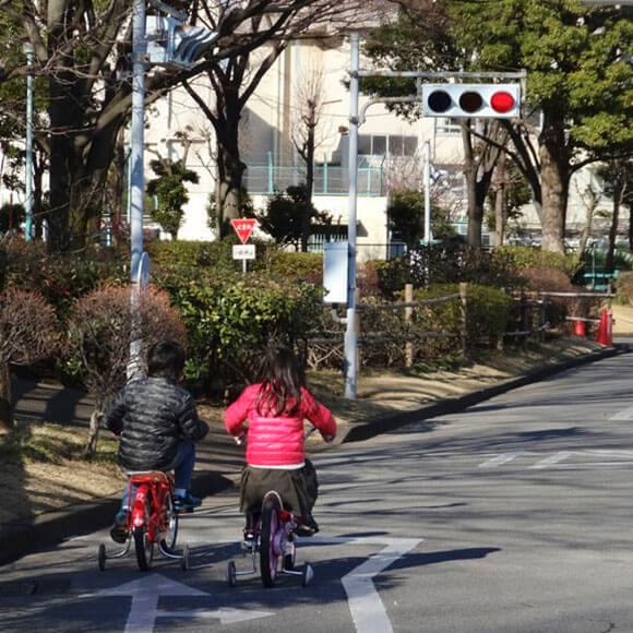 自転車に乗る子どもたち