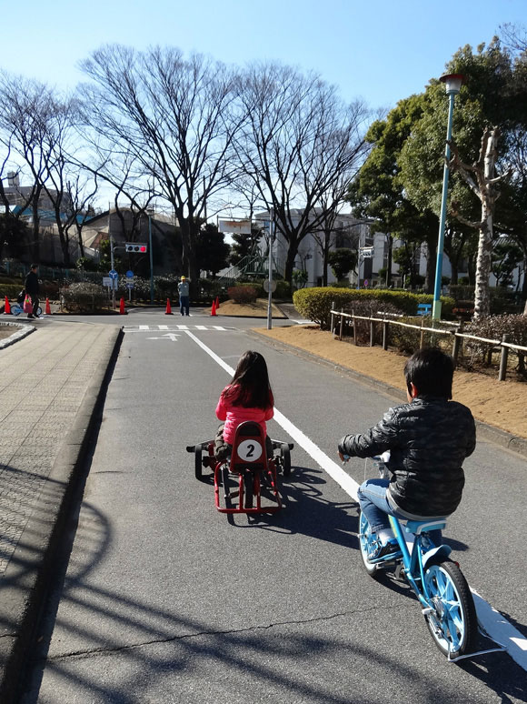 ゴーカートと自転車に乗る子どもたち