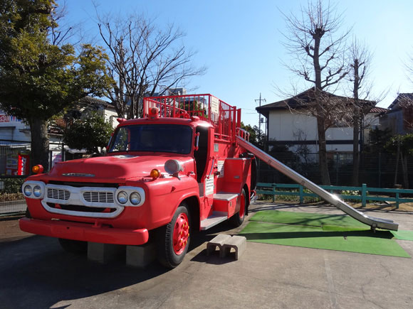 消防車を模した遊具