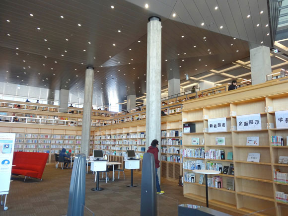 天井の高いキレイな図書館