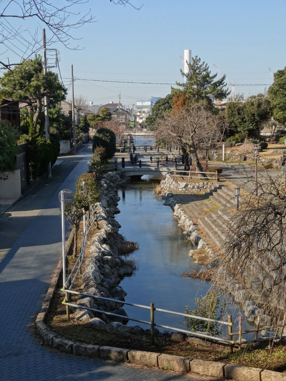 道路に隣接する景観水路