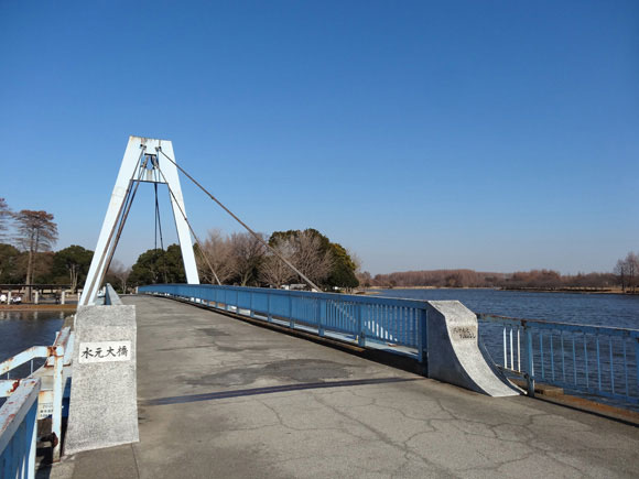 遊水池にかかる大きな橋