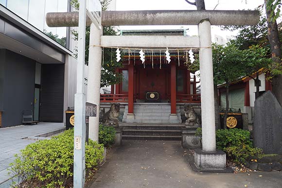 正面から見た魚河岸水神社