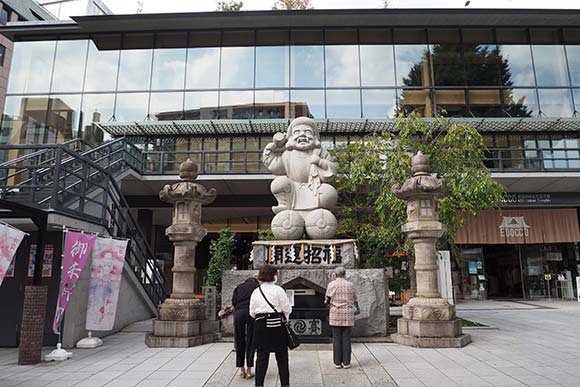 石造りの大黒様の像