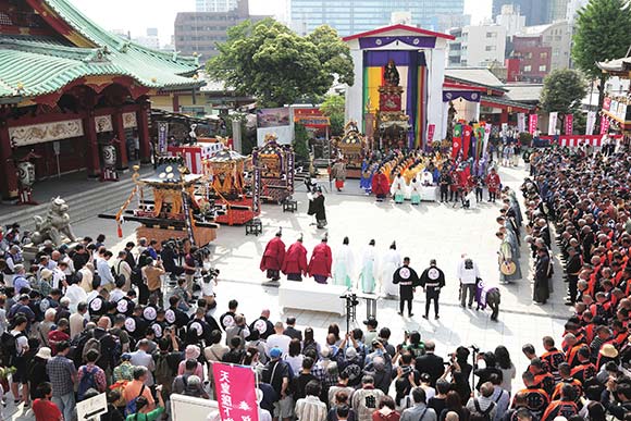 大勢の人々がいる神田祭の様子