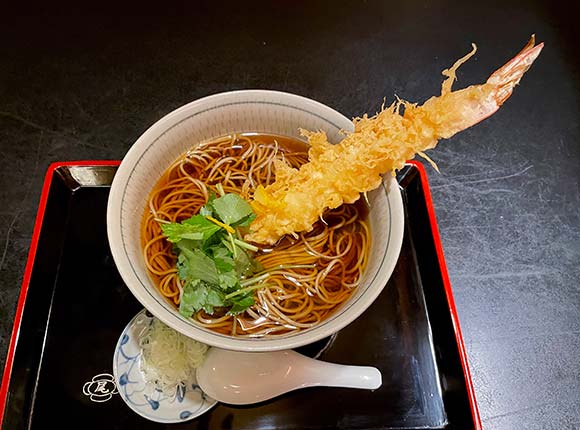 大きな海老天がのったかけそば