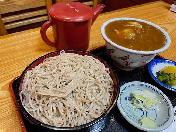 丸い器に盛られたぞばとカレー