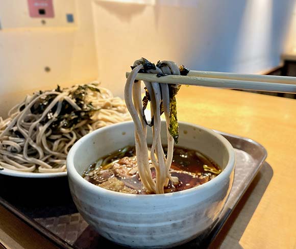 茶色い太めの麺